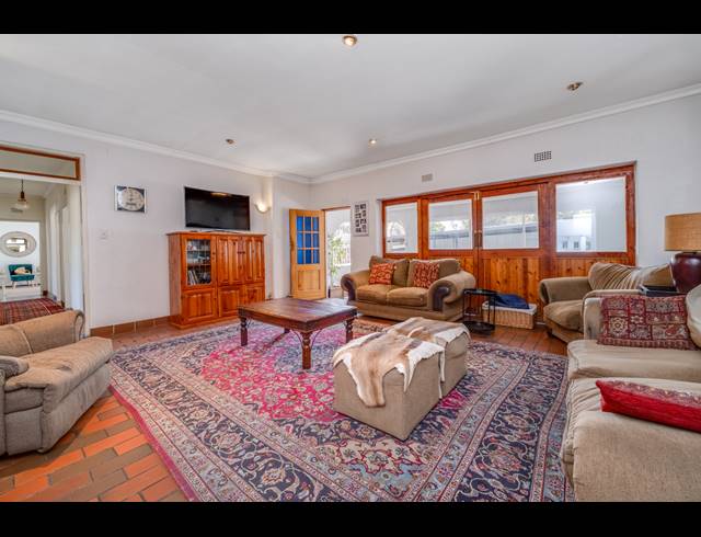 5 BEDROOM HOUSE FOR SALE IN FONTAINEBLEAU